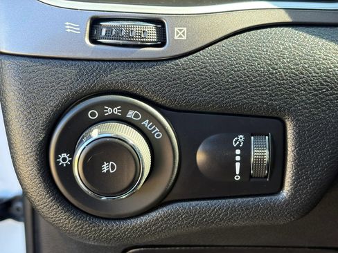 Used 2019 Jeep Cherokee Latitude w/ Popular Appearance Group AWD/4WD image 14