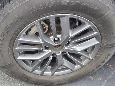 Used 2024 Nissan Rogue S AWD/4WD image 9