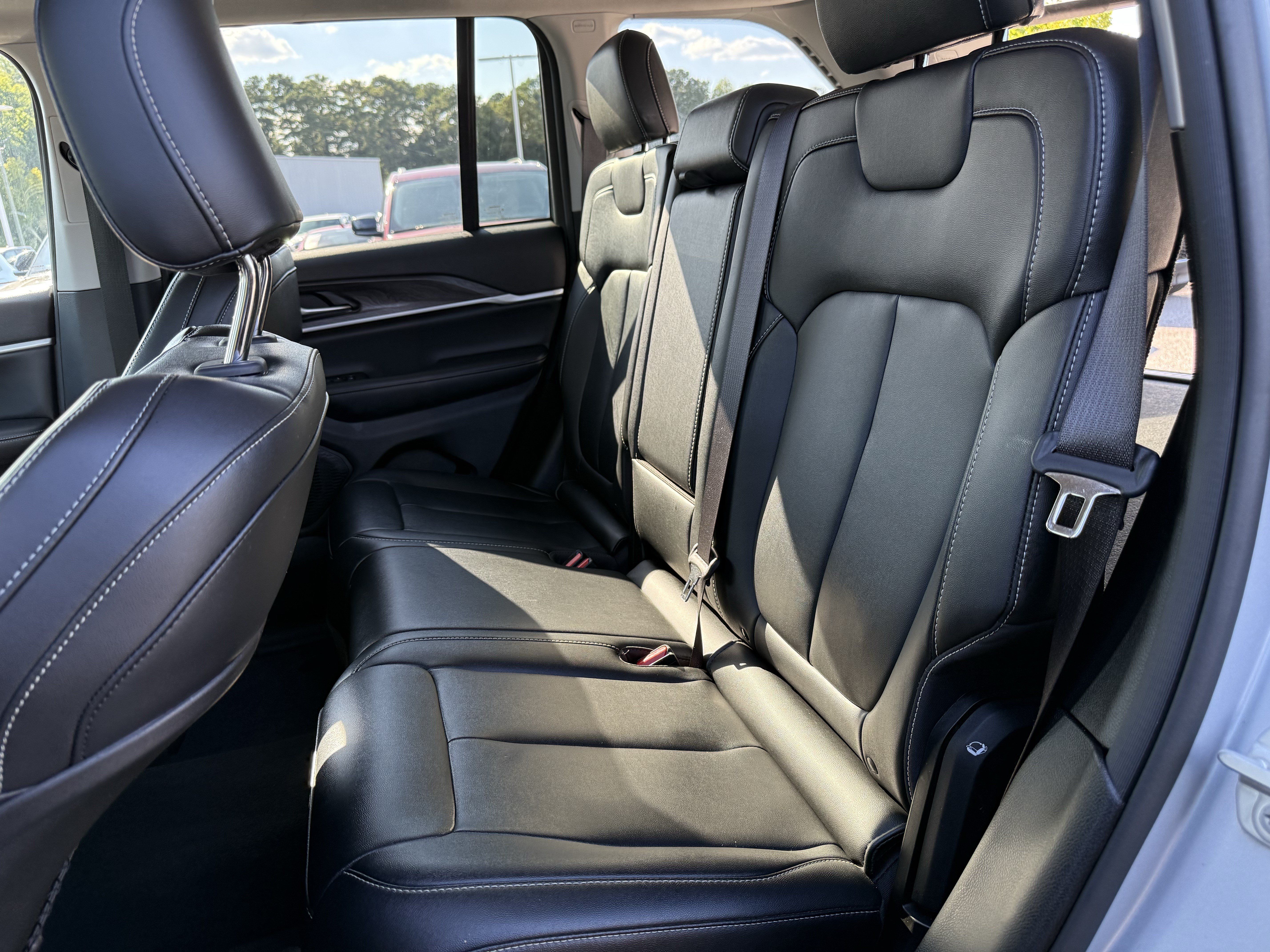 Used 2023 Jeep Grand Cherokee Limited AWD/4WD image 31