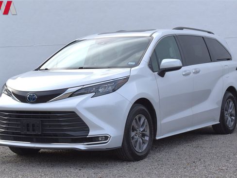 Used 2024 Toyota Sienna XLE image 8