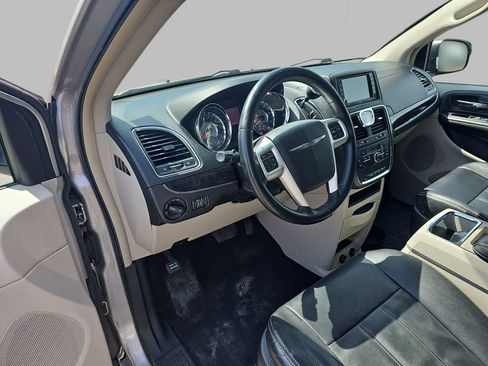 Used 2015 Chrysler Town & Country Touring FWD image 22