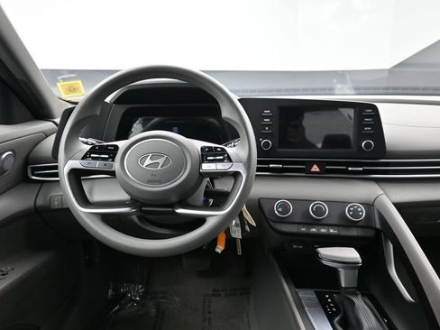 Used 2025 Hyundai Elantra SE FWD image 19