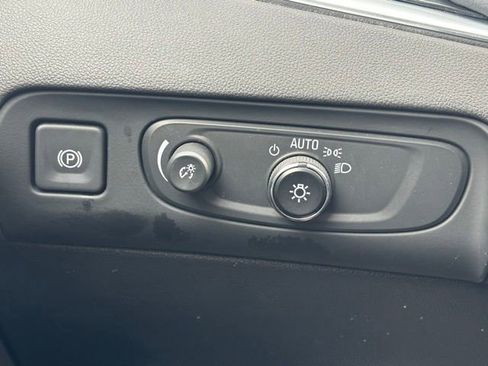 Used 2021 Buick Enclave Essence w/ Sound and Sites Package AWD/4WD image 25
