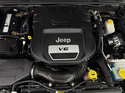 Used 2018 Jeep Wrangler Unlimited Rubicon w/ Connectivity Group AWD/4WD image 30