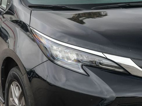 Used 2025 Toyota Sienna LE FWD image 4