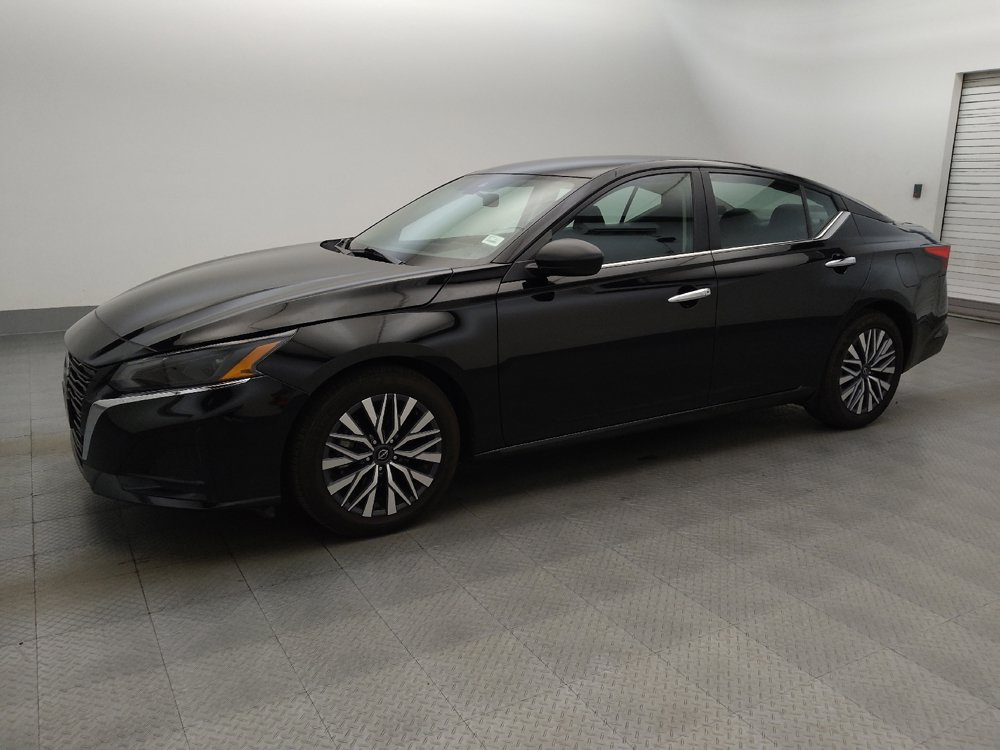 Used 2025 Nissan Altima 2.5 SV FWD image 2
