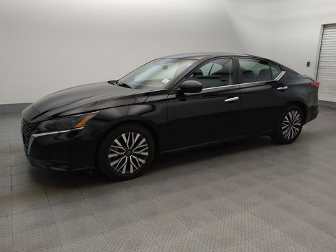 Used 2025 Nissan Altima 2.5 SV FWD image 2