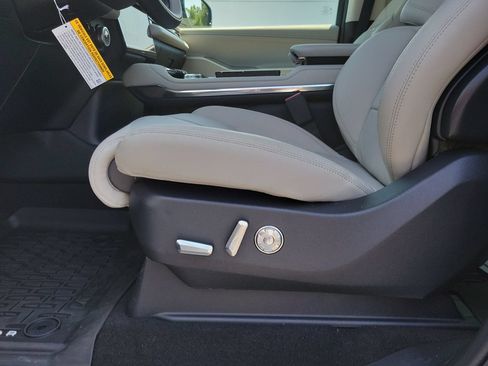 New 2026 Lincoln Navigator Premiere AWD/4WD image 19