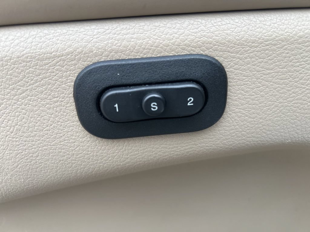 Used 2019 Jeep Grand Cherokee Overland AWD/4WD image 16