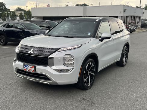 Used 2023 Mitsubishi Outlander AWD image 3