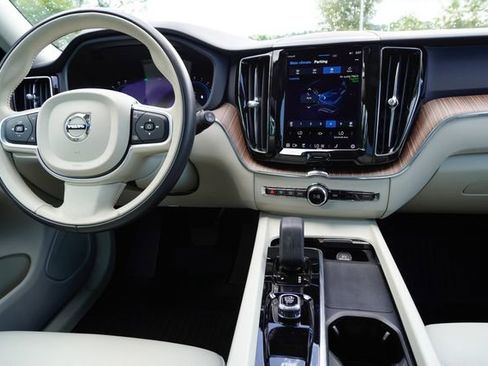 Used 2022 Volvo XC60 B5 Momentum w/ Advanced Package image 25