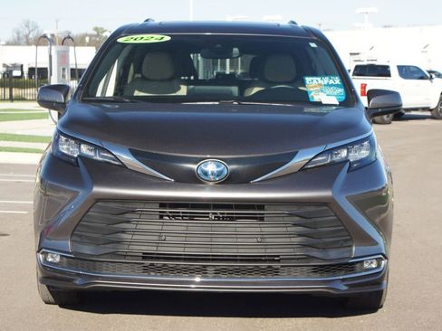 Used 2024 Toyota Sienna XLE image 25