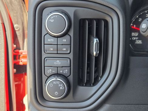 Used 2025 Chevrolet Silverado 1500 Custom Trail Boss w/ Turbomax Blackout Package AWD/4WD image 16