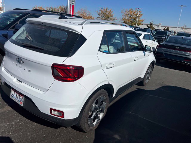 Used 2022 Hyundai Venue SEL FWD image 4