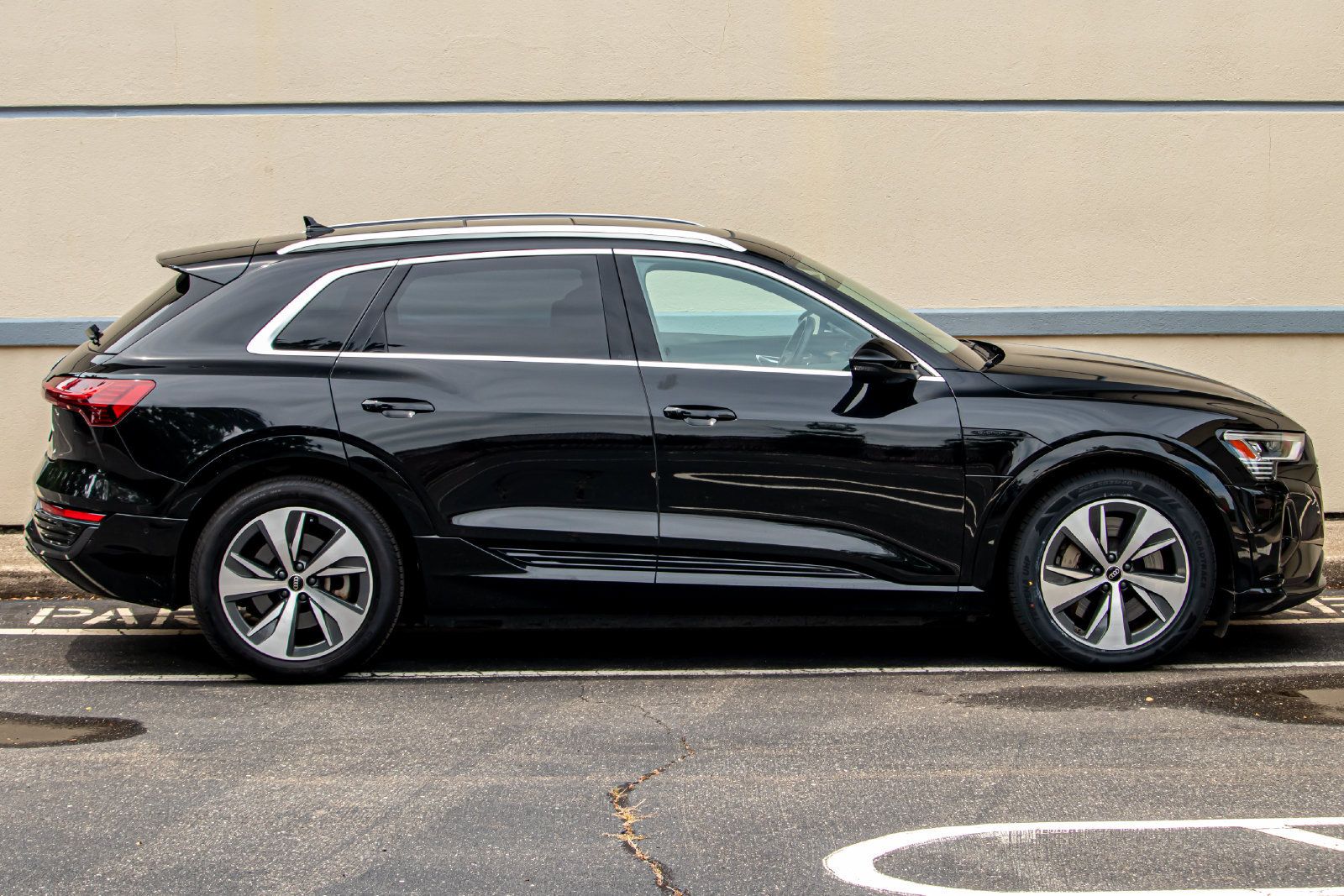 Used 2024 Audi Q8 e-tron Premium Plus w/ Premium Plus Package AWD/4WD image 11