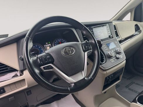 Used 2020 Toyota Sienna XLE FWD image 12