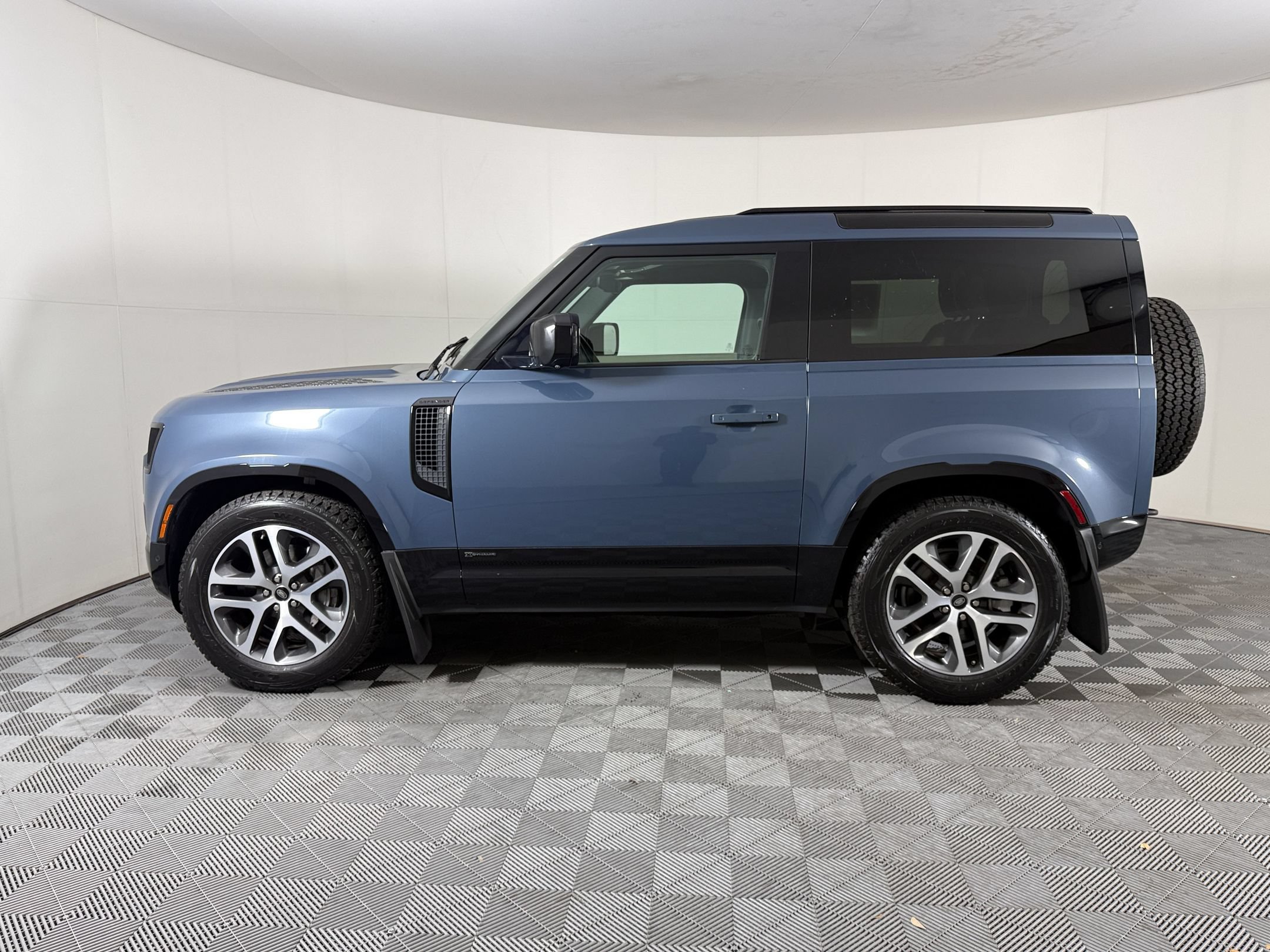 Used 2021 Land Rover Defender 90 X-Dynamic S AWD/4WD image 2