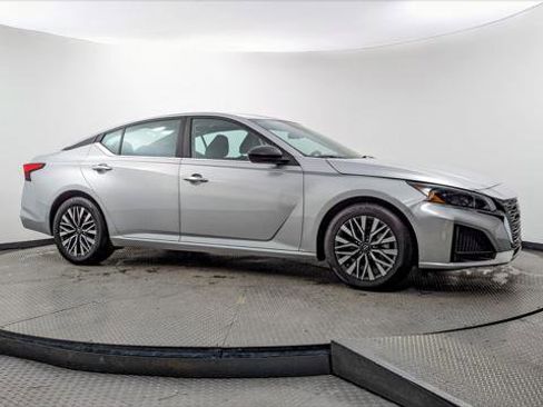 Used 2024 Nissan Altima 2.5 SV image 11