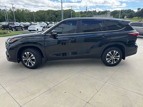 Used 2023 Toyota Highlander XLE AWD/4WD image 4