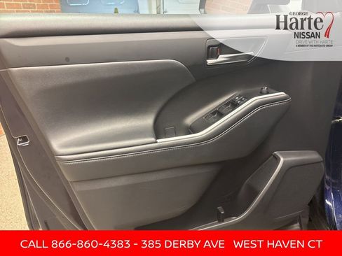 Used 2021 Toyota Highlander XLE image 19