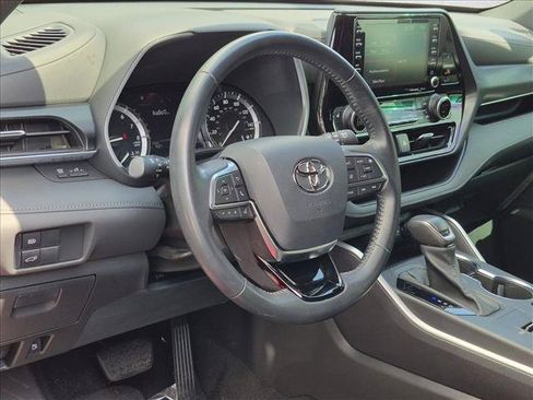 Used 2021 Toyota Highlander XSE FWD image 10