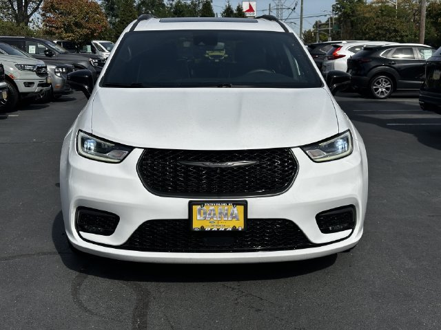 Used 2024 Chrysler Pacifica Premium FWD image 2