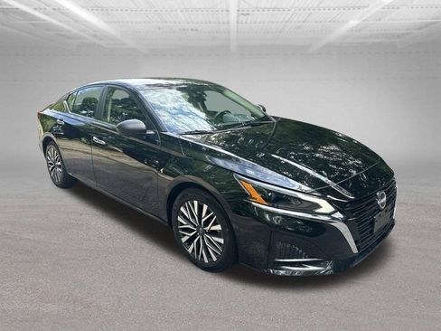 Used 2024 Nissan Altima 2.5 SV FWD image 8