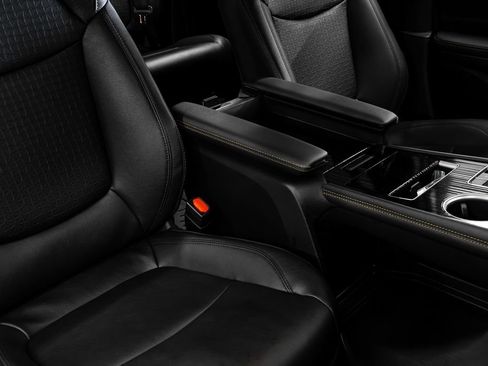 Used 2025 Toyota Sienna XLE Woodland Edition image 30