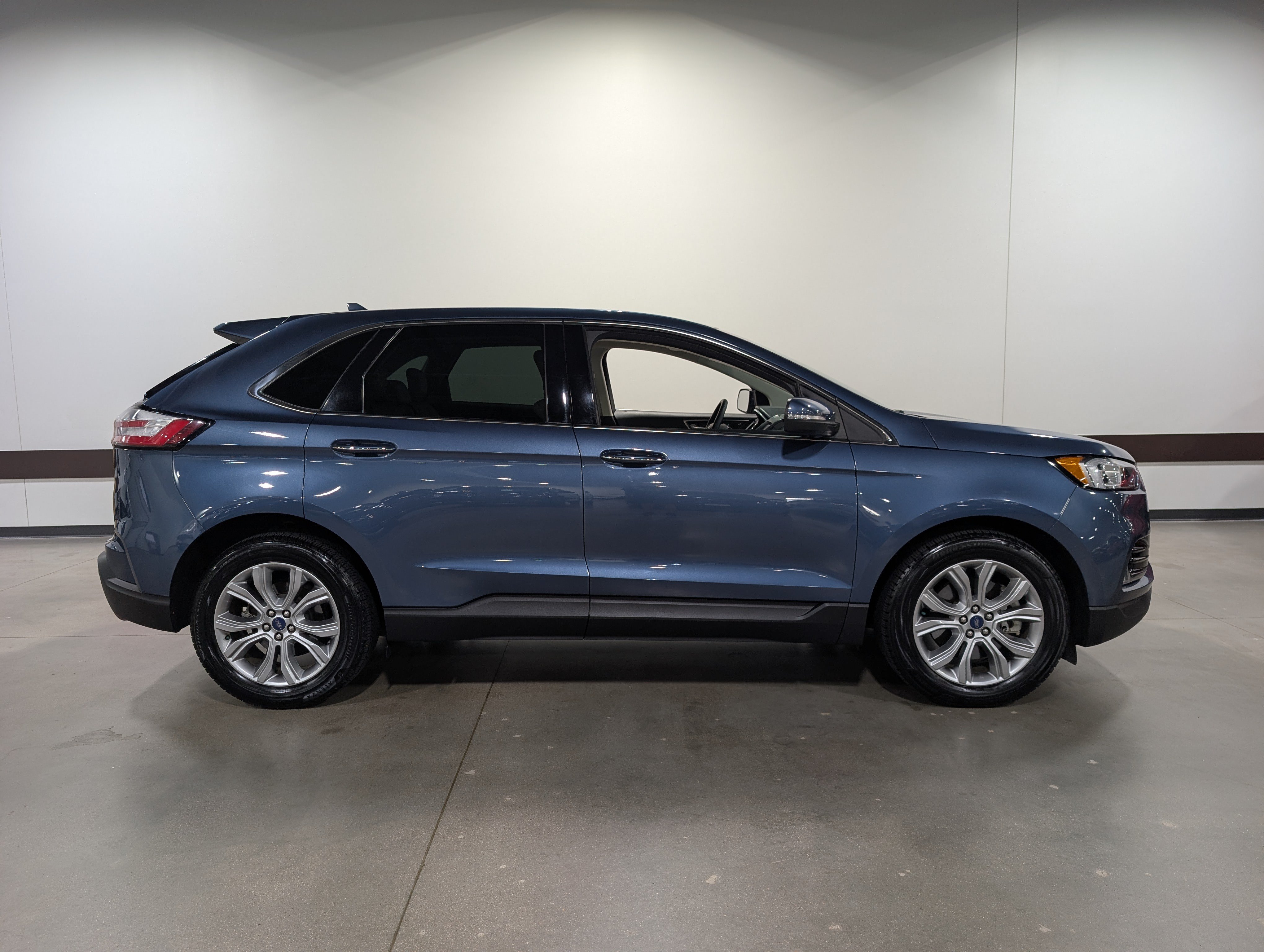 Used 2019 Ford Edge Titanium w/ Cold Weather Package AWD/4WD image 2