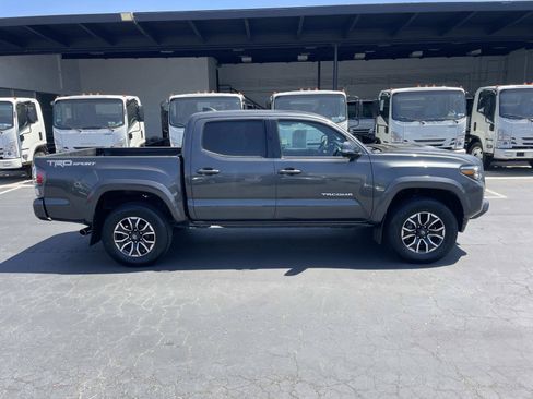 Used 2020 Toyota Tacoma TRD Sport w/ Technology Package RWD image 4