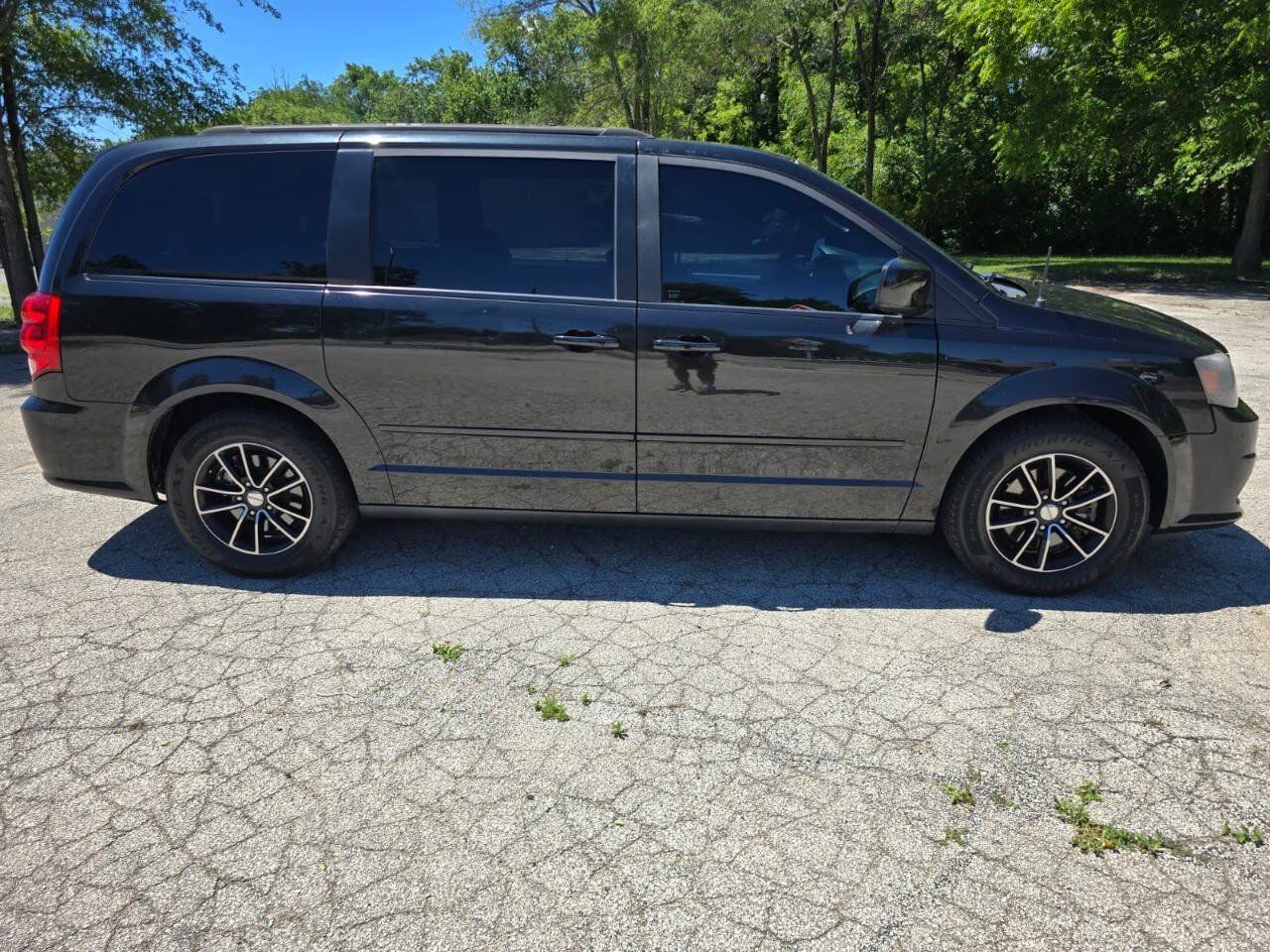 Used 2015 Dodge Grand Caravan R/T w/ Safety Sphere Group FWD image 2