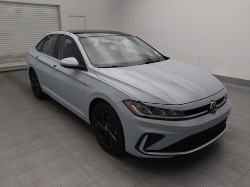 Used 2025 Volkswagen Jetta SE w/ Sunroof Package FWD image 13