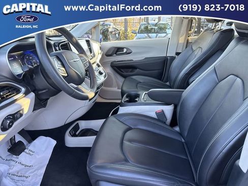 Used 2024 Chrysler Pacifica Touring-L image 17