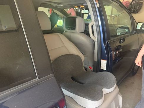 Used 2020 Toyota Sienna XLE w/ XLE Navigation Package FWD image 3