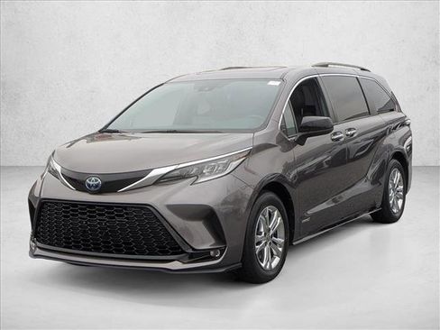 Used 2021 Toyota Sienna XSE image 3