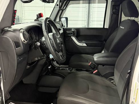 Used 2016 Jeep Wrangler Unlimited Rubicon w/ Connectivity Group AWD/4WD image 11