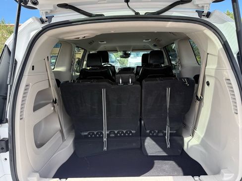 Used 2024 Chrysler Pacifica Touring-L FWD image 19