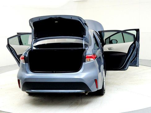 Used 2021 Toyota Corolla LE image 11