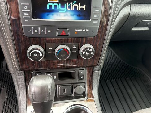 Used 2016 Chevrolet Traverse LT w/ Style and Technology Package FWD image 16