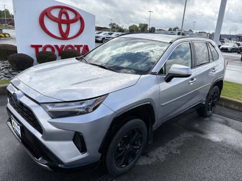 Used 2023 Toyota RAV4 SE image 1