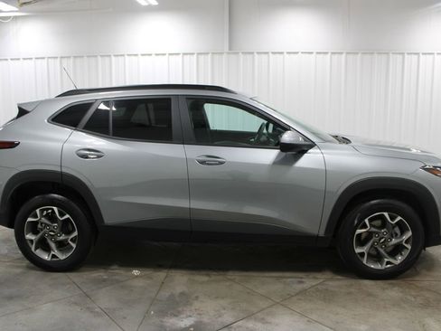 Used 2025 Chevrolet Trax LT image 11