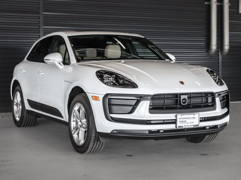 Certified 2026 Porsche Macan AWD/4WD image 7