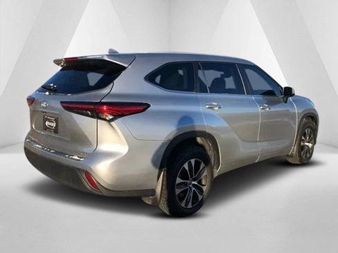 Used 2023 Toyota Highlander XLE FWD image 7