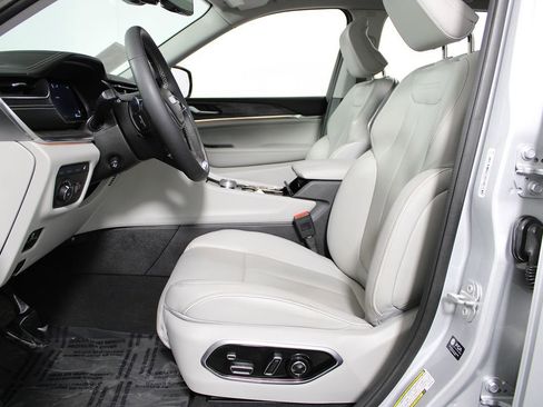 Used 2022 Jeep Grand Cherokee Overland w/ Luxury Tech Group IV image 35