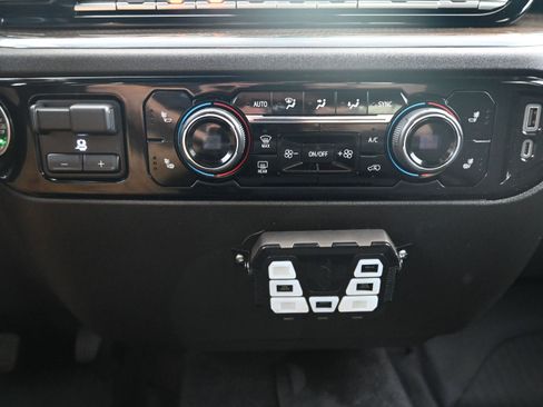 Used 2023 Chevrolet Silverado 1500 LT AWD/4WD image 18