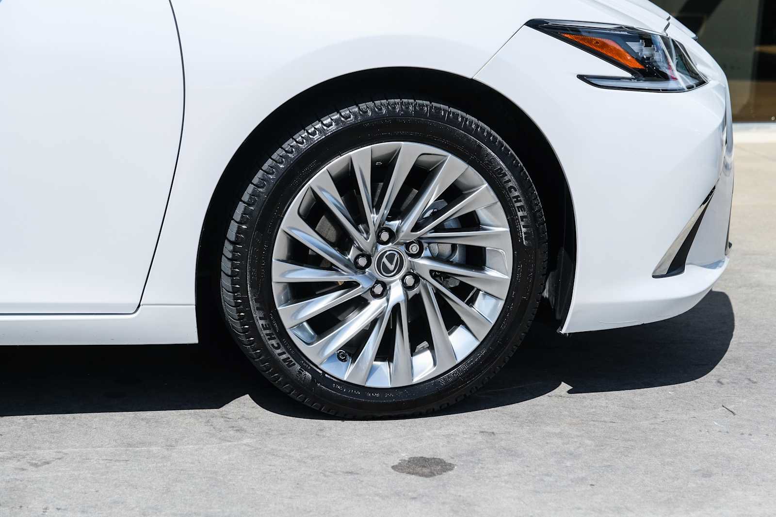 Used 2022 Lexus ES 300h Ultra Luxury w/ Accessory Package 2 FWD image 9