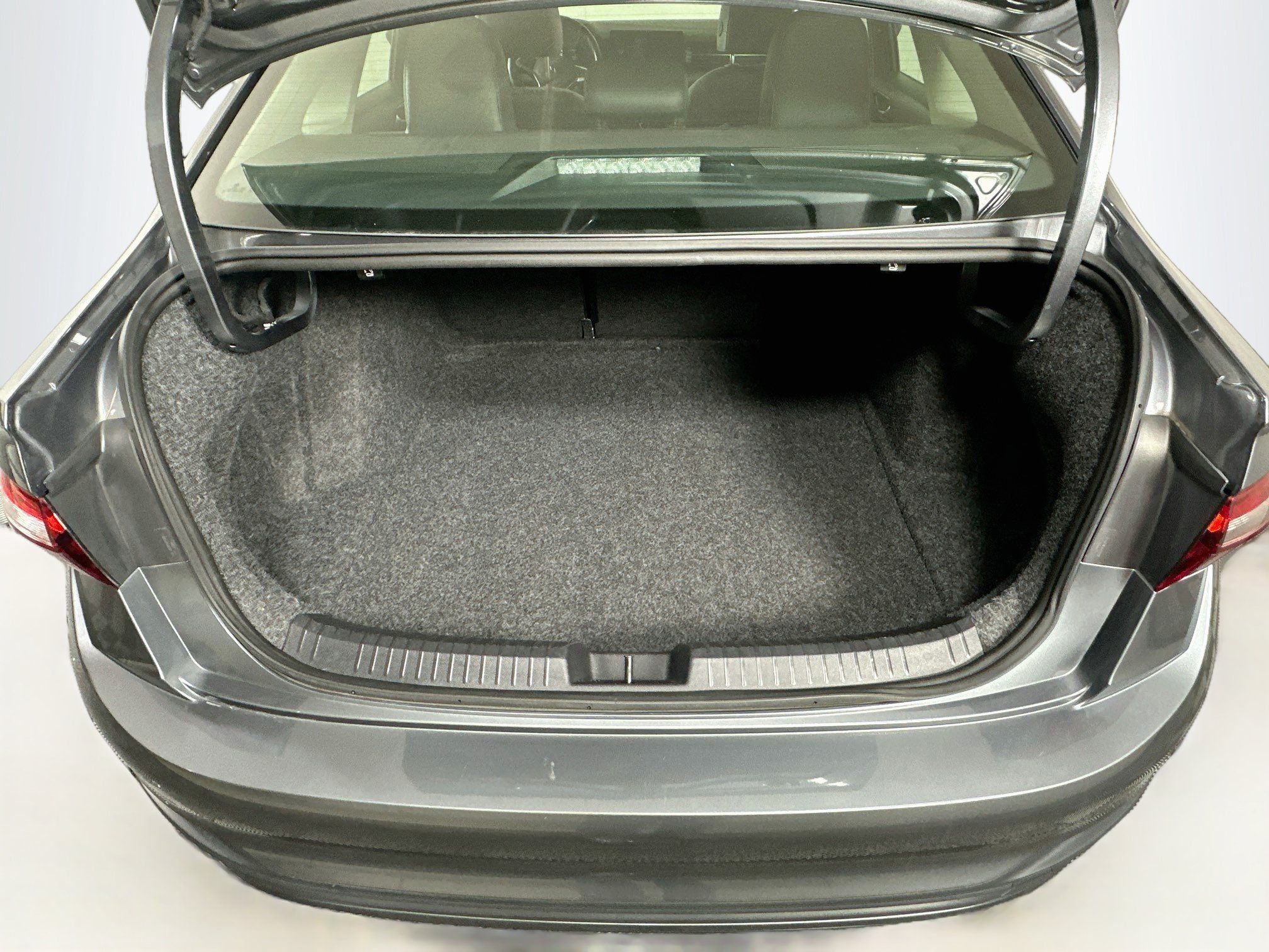 Used 2025 Volkswagen Jetta SE FWD image 29