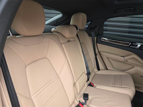 Used 2021 Porsche Cayenne Coupe image 21