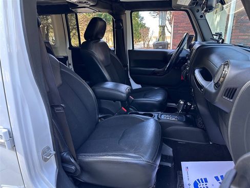 Used 2017 Jeep Wrangler Unlimited Sahara image 46