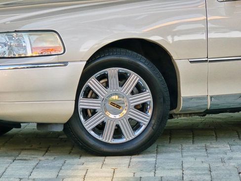 Used 2003 Lincoln Town Car Cartier image 3